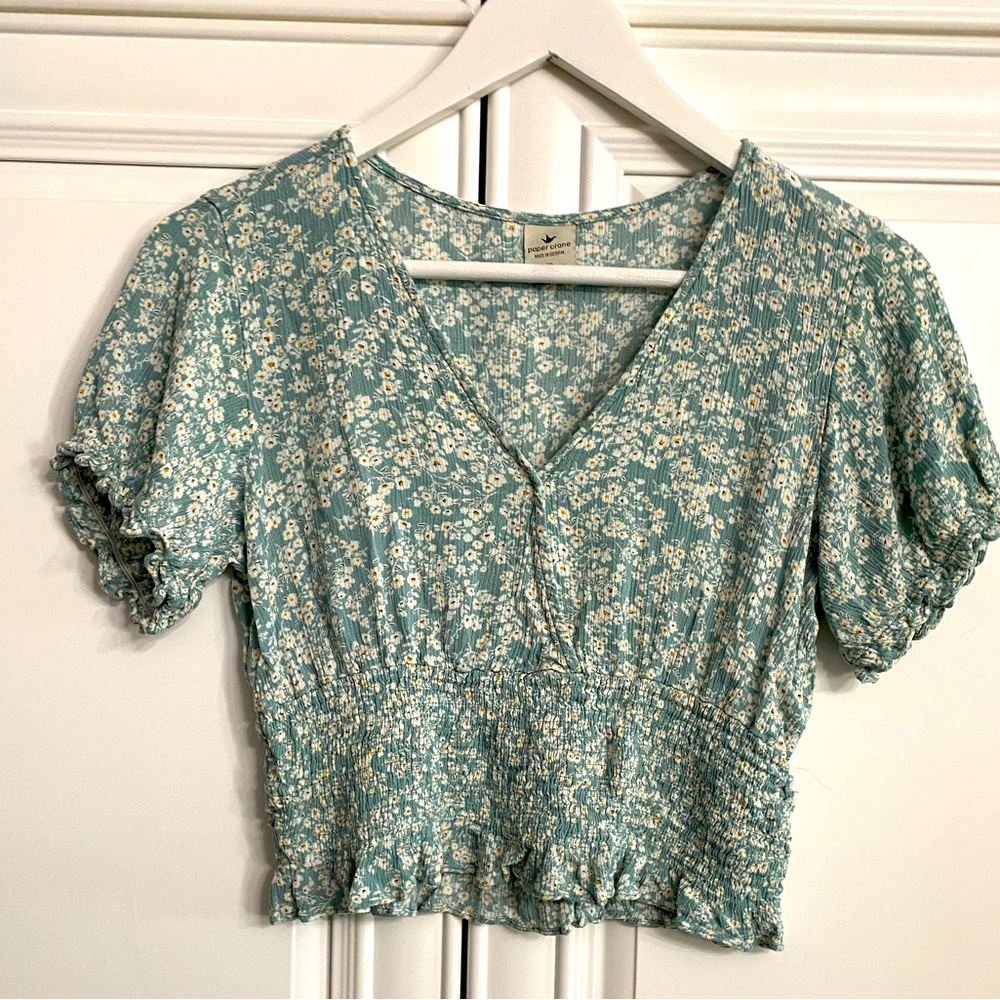 Paper Crane Women’s Medium Cropped Short Sleeve Green Floral V-Neck Smocked Top